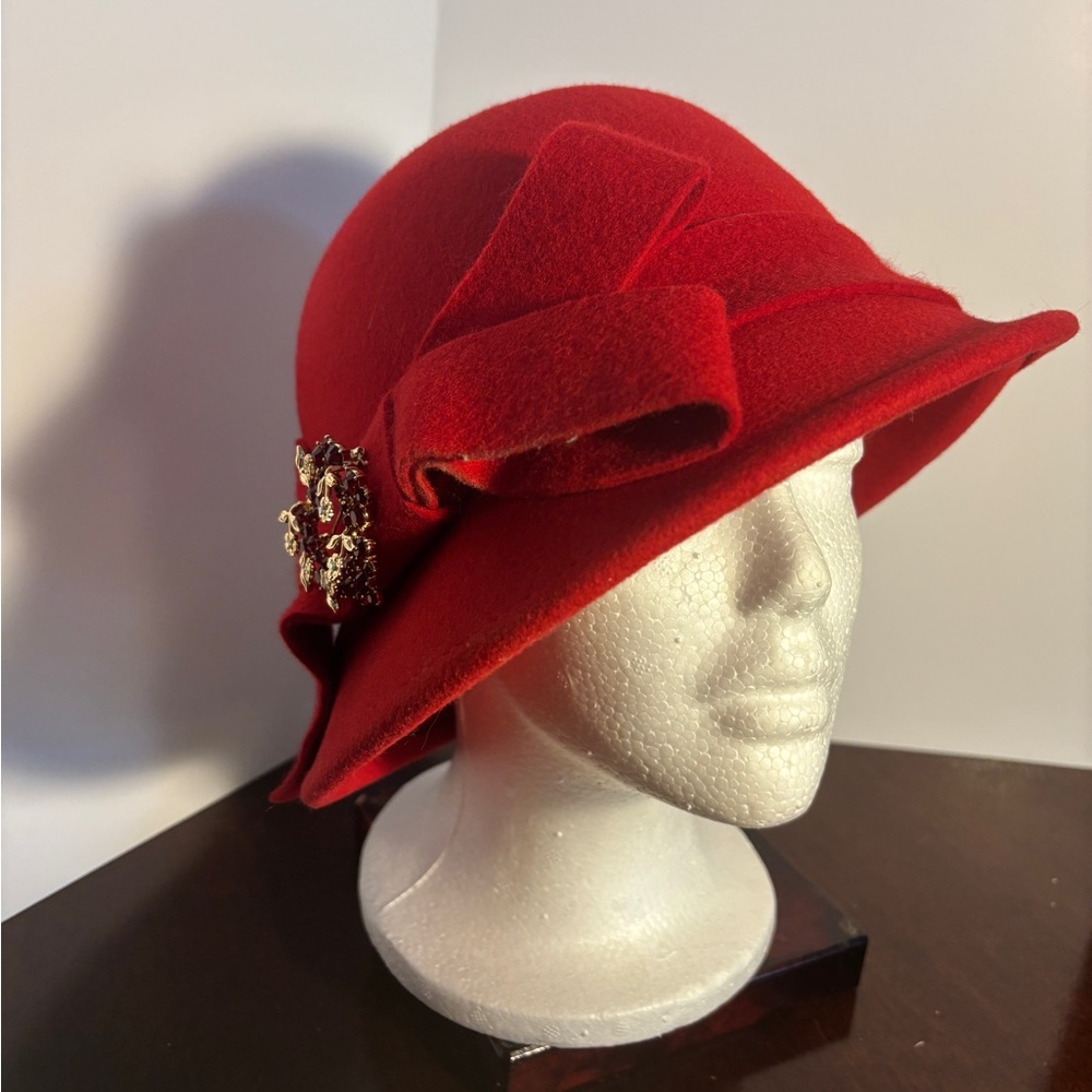 Women’s 100% red wool cloche